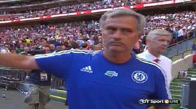 Jose Mourinho menyalami skuat Arsenal usai Community Shield 2015 kecuali Arsene Wenger.