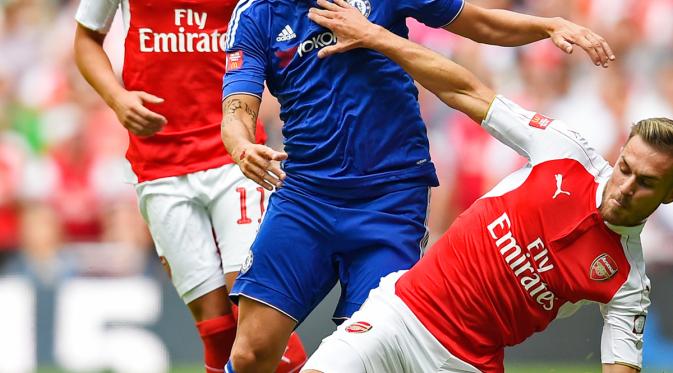 Gelandang Chelsea, Cesc Fabregas (tengah) berusaha melewati gelandan Arsenal, Aaron Ramsey pada pertandingan FA Community Shield di Wembley Stadium, Minggu (2/8/2015). Arsenal menang atas Chelsea dengan skor 1-0. (Reuters/Dylan Martinez)