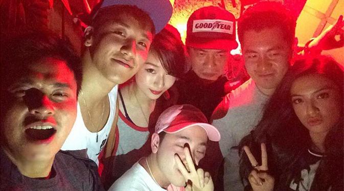 Foto Raline Shah bersama Seungri saat mereka sedang berpesta pada sebuah club di Jakarta. (via Instagram)