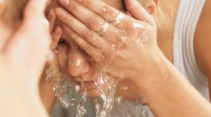 5 Kesalahan dalam Face-Washing yang Mungkin Sering Kamu Lakukan. | via: huffingtonpost.com