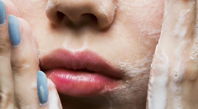 5 Kesalahan dalam Face-Washing yang Mungkin Sering Kamu Lakukan. | via: huffingtonpost.com