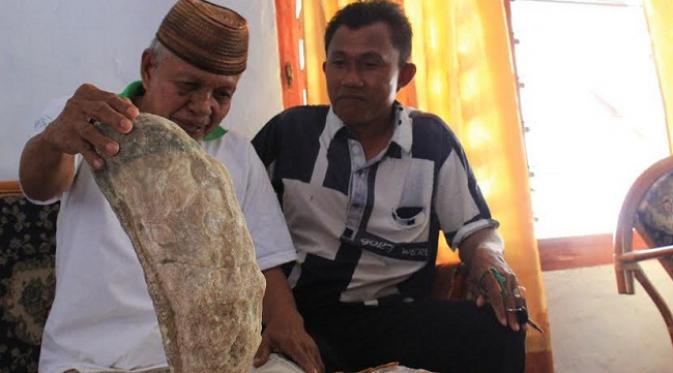 Batu nisan raja ke-10 Bubohu Gorontalo yang diduga batu mulia