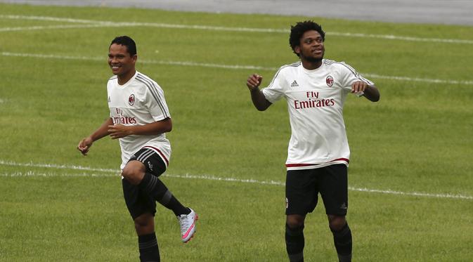 Dua striker AC Milan Carlos Bacca (Kiri) dan Luiz Adriano sedang berlatih bersama (REUTERS/Bobby Yip)