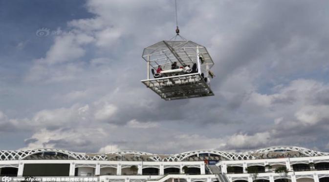 tempat makan dari kaca diangkat ke atas langit dengan sebuah katrol hingga 40 meter dari permukaan tanah. Seru sekali! 