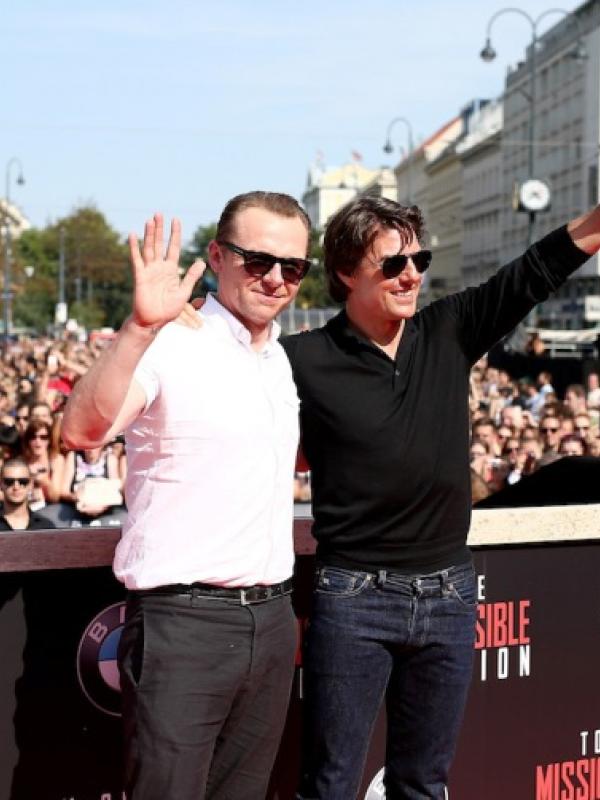 Simon Pegg dan Tom Cruise di premier Mission: Impossible Rogue Nation. foto: THR