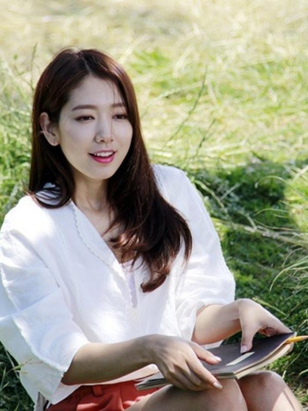 Park Shin Hye yang terlihat cantik dalam sesi pemotretan untuk iklan Departemen Store asal Korea.