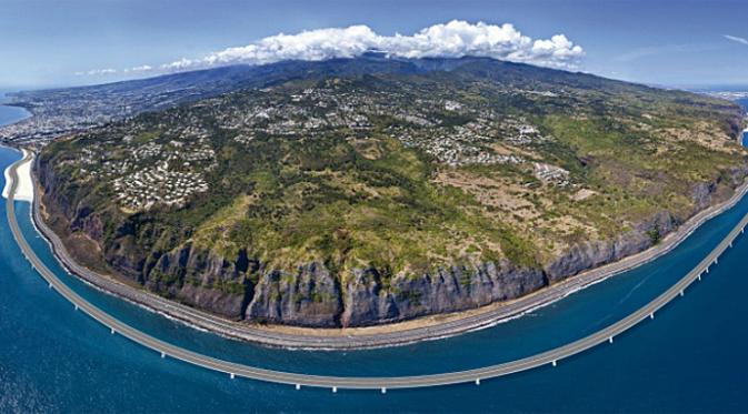 Pulau Reunion, Perancis. | via: dutchwatersector.com