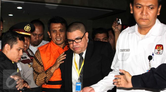 Gubernur Sumatera Utara Gatot Pujo Nugroho (rompi oranye) ditahan usai menjalani pemeriksaan di KPK, Jakarta, Senin (3/8/2015). Gatot dan istrinya ditahan terkait kasus suap terhadap hakim PTUN Medan. (Liputan6.com/Helmi Afandi)