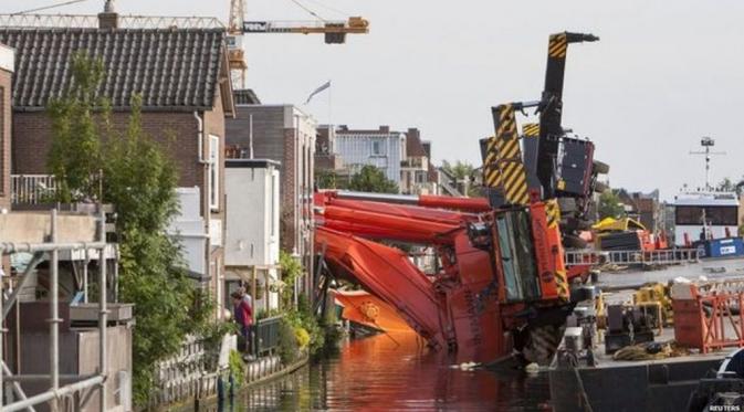 Dua Alat Berat Hantam Rumah di Pinggiran Sungai Rhine, Belanda (Reuters)