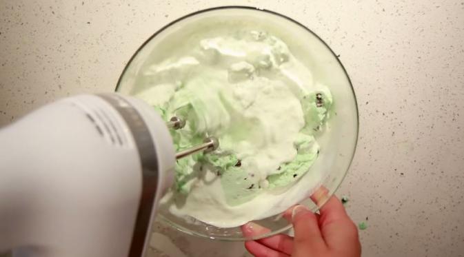 Aduk whipped cream cair dengan es krim mint (Via: youtube.com)