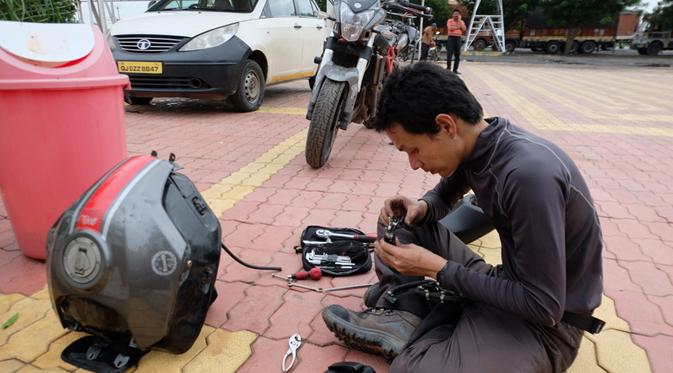 Perjalanan Mario Iroth dari Bandung menuju Paris telah memasuki hari ke-100