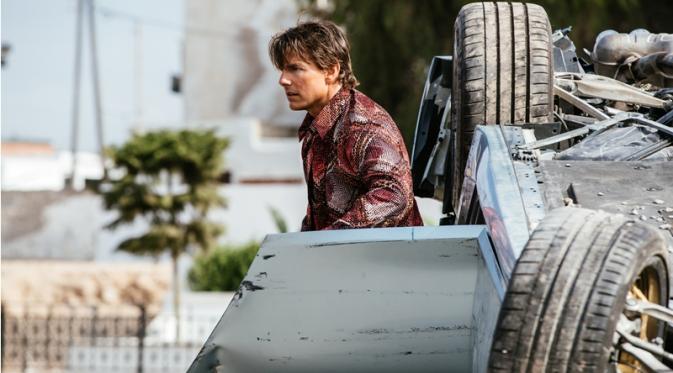 Ethan Hunt (Tom Cruise) seperti memakai baju batik di adegan ini. foto: istimewa