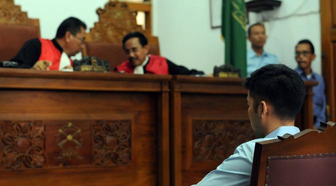 Terdakwa kasus kecelakaan maut Pondok Indah, Christopher Daniel Syarief (kanan) saat mendengarkan pembacaan tuntutan di Pengadilan Negeri Jakarta Selatan, Rabu (5/8/2015). Christopher dituntut hukuman 2 tahun 6 bulan. (Liputan6.com/Helmi Fithriansyah)