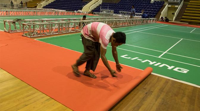 Pekerja memasang karpet merah jelang Kejuaraan Dunia BWF di Istora Senayan, Jakarta, Rabu (5/8/2015). Pada turnamen ini Indonesia menurunkan sebanyak 28 pebulutangkis. (Bola.com/Vitalis Yogi Trisna)