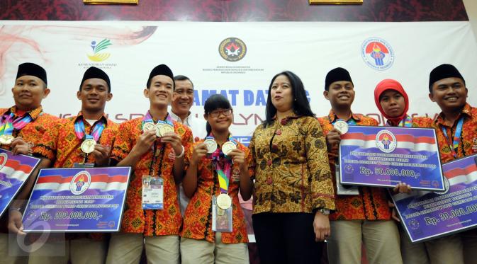Kontingen Special Olympics Indonesia (SOIna) berfoto bersama dengan Menko PMK, Puan Maharani di Kemenko PMK di Jakarta, Rabu (5/8/2015). Kontingen SOIna meraih 19 emas 14 perak dan 5 perunggu. (/Helmi Fithriansyah)
