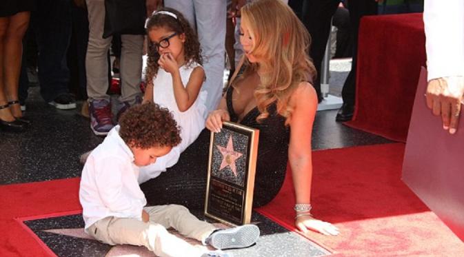 Mariah Carey dan dua anaknya saat terima Hollywood Walk of Fame (Foto: Daily Mail)