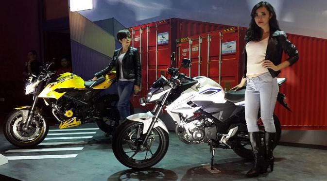 Gadis-gadis cantik ini berpose bersama Honda Sonic dan CB150R