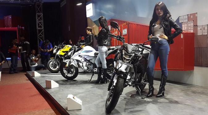 Gadis-gadis cantik ini berpose bersama Honda Sonic dan CB150R