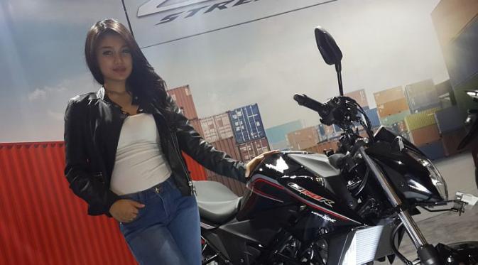 Gadis-gadis cantik ini berpose bersama Honda Sonic dan CB150R