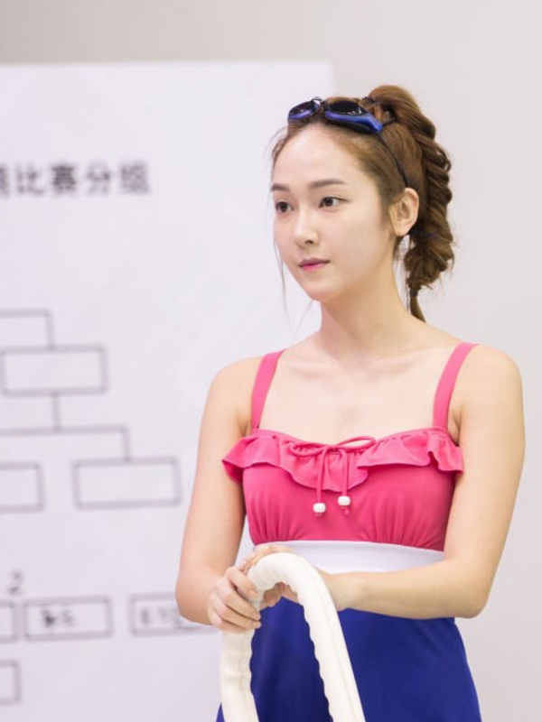 Jessica Jung dengan wajah polos tanpa make-up dalam sebuah variety show yang tayang di Tiongkok.