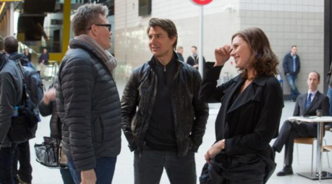 Christopher McQuarrie sedang mengarahkan Tom Cruise dan Rebecca Ferguson. foto: collider.com