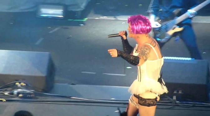 Corey Taylor berdandan ala wanita dalam konser Stone Sour