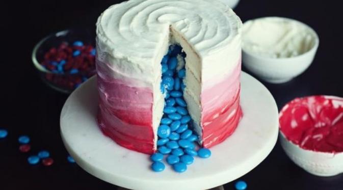 Blue-Red-White Piñata Cake | via: buzzfeed.com