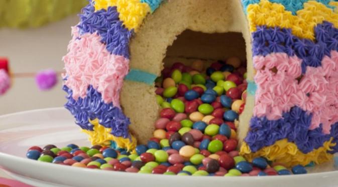 Candy Bursting Piñata Cake | via: buzzfeed.com