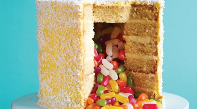 Jelly Bean Piñata Cake | via: buzzfeed.com