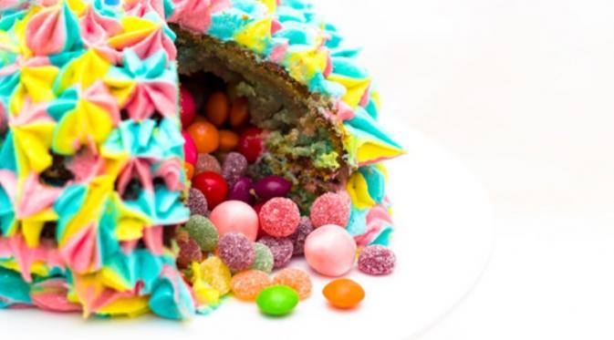 Sweety Piñata Cake | via: buzzfeed.com