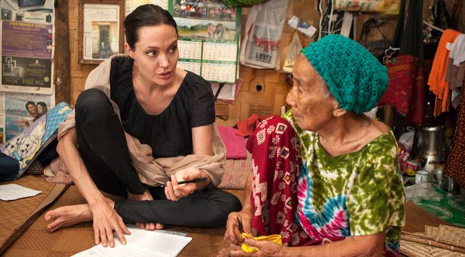 Angelina Jolie bercengkrama dengan pengungsi berusia 90 tahun (via people.com)