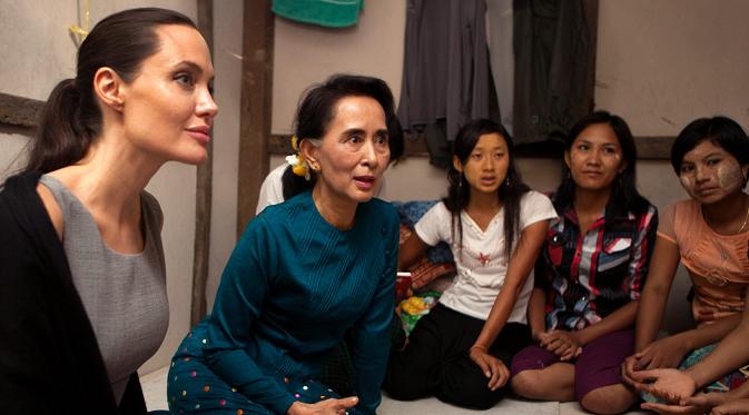 Angelina Jolie dan Aung San Suu Kyi (via people.com)