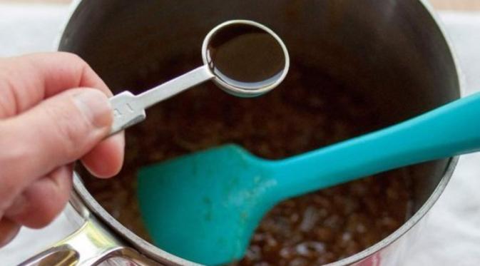 Matikan api. Tambahkan garam, ekstrak vanilla, soda kue, dan lainnya ke dalam adonan karamel. (Via: thekitchn.com)