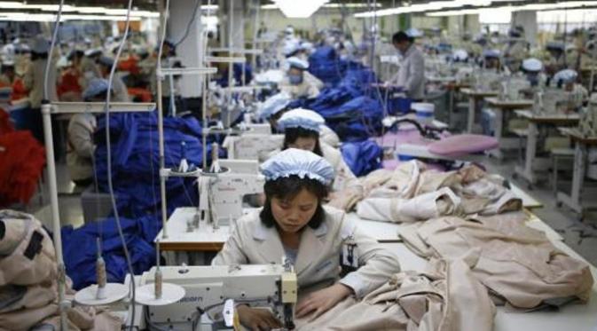 Pekerja wanita dari Korut yang bekerja di Keasong Industrial Region sejak Mei 2015 (Reuters)