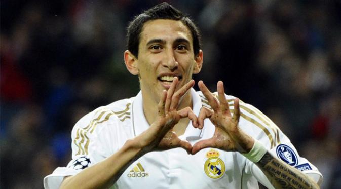 Gelandang Real Madrid, Angel Di Maria merayakan gol ke gawang Apoel pada laga Liga Champions di Santiago Bernabeu, Spanyol, Rabu (4/4/2012). Gerakan tangan membentuk hati merupakan ciri Di Maria usai cetak gol. (AFP Photo/Pierre-Philippe Marcou).