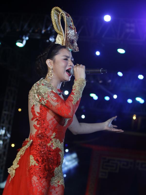 Vicky Shu saat tampil di acara Klenteng Kwan Sing Bio, Tuban, Jawa Timur (Liputan6.com/Aditia Saputra)