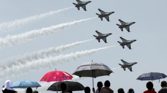 Tim aerobatik angkatan udara Singapura beraksi jelang Golden Jubilee pemerintahan Singapura di sepenjang pantai Selatan, Singapura, (7/8//2015) Pada hari Minggu Singapura akan merayakan 50 Tahun kemerdekaan.  (REUTERS/Edgar Su)