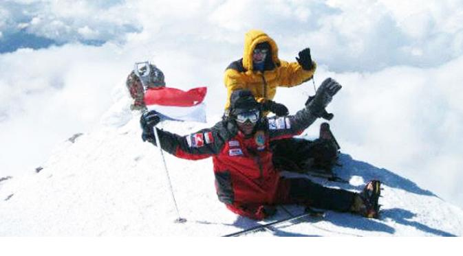 Pendaki berkaki satu Sabar Gorky di Puncak Elbrus, Rusia. (www.facebook.com)