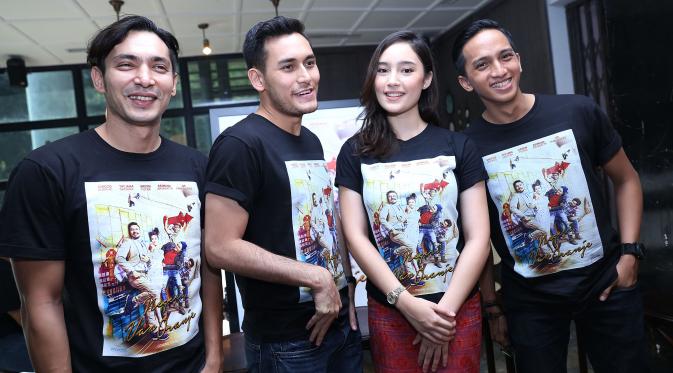 Para pemain film 'Negeri Van Oranje', Abimana Aryasatya, Arifin Putra, Tatjana Saphira, dan Ge Pamungkas saat peluncuran poster film di Kuningan, Jakarta Selatan, Jumat (7/8/2015). (Galih W. Satria/Bintang.com)