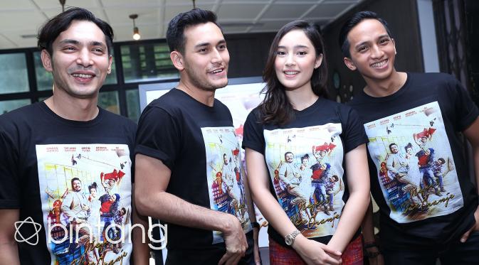 Para pemain film 'Negeri Van Oranje', Abimana Aryasatya, Arifin Putra, Tatjana Saphira, dan Ge Pamungkas saat peluncuran poster film di Kuningan, Jakarta Selatan, Jumat (7/8/2015). (Galih W. Satria/Bintang.com)