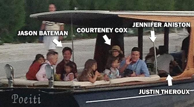 Jennifer Aniston dan Justin Theroux terlihat berbulan madu bersama teman-teman (via dailymail.co.uk)