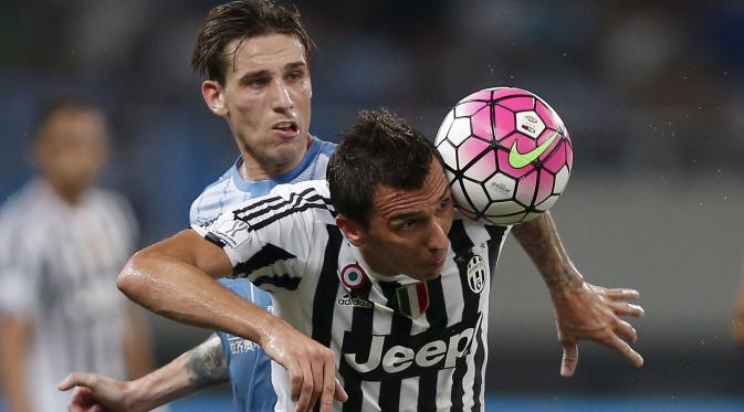 Striker Juventus, Mario Mandzukic (kanan) berebut bola dengan pemain Lazio, Lucas Biglia, dalam final Piala Super Italia 2015 di Stadion Shanghai, Tiongkok. Sabtu (8/8/2015). (Reuters/Aly Song)