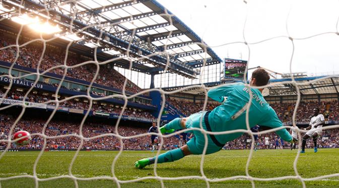 Asmir Begovic tak mampu tepis penalti Gomis, tapi jaga gawang Chelsea dengan baik (AFP)