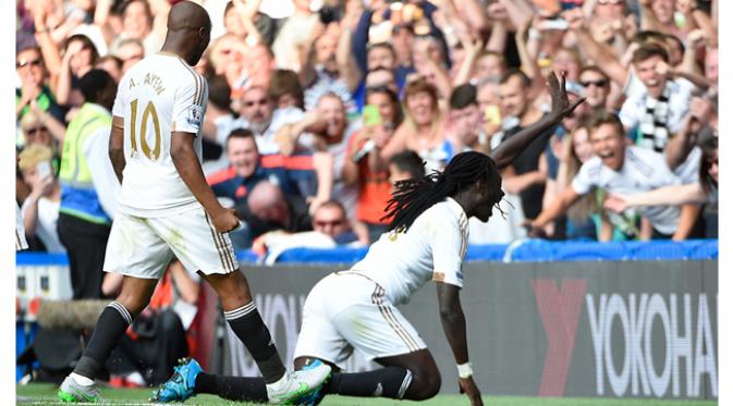 Penyerang Swansea, Bafetimbi Gomis merayakan gol yang dicetaknya ke gawang Chelsea pada laga Liga Premier Inggris di Stadion Stamford Bridge, Inggris, Sabtu (8/8/2015). Pertandingan berakhir imbang 2-2. (EPA/Facundo Arrizabalaga)