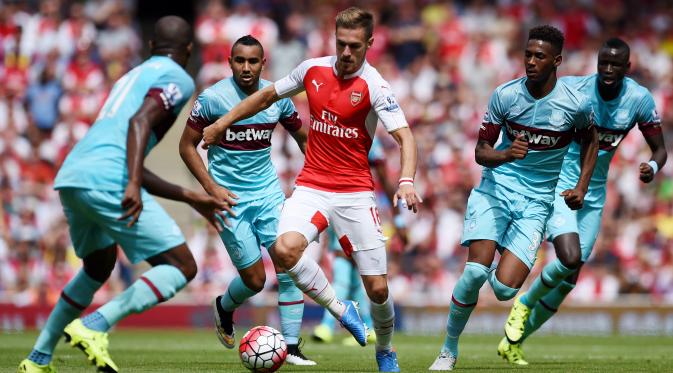 Aaron Ramsey mencoba melewati pemain West Ham United