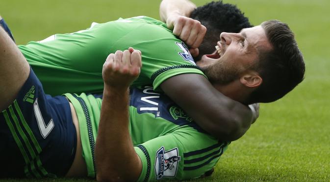 Shane Long cetak gol ke gawang Newcastle United