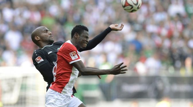 Baba Rahman (baju merah putih) masih memperkuat Augsburg (AFP)