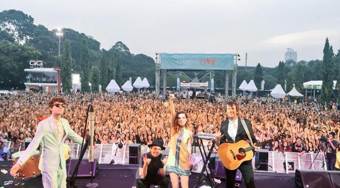 Tampil di We The Fest 2015, Echosmith selfie bareng ribuan fansnya di Jakarta. (Echosmith's Official facebook Page)