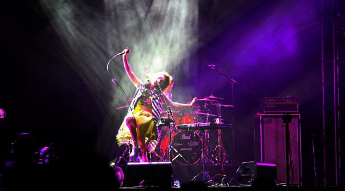 Kimbra saat tampil di We The Fest 2015 di Parkir Timur Senayan, Jakarta (Liputan6.com/Aldivano Etnagara)