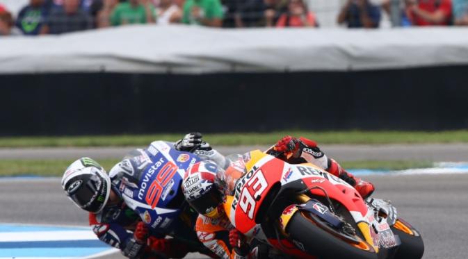 Marc Marquez menyalip Jorge Lorenzo di 3 lap akhir MotoGP Indianapolis. (Crash)